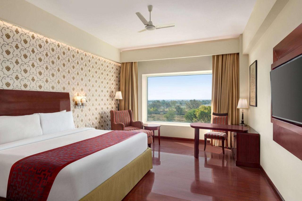 Hotel Ramada By Wyndham Jaipur Jaisinghpura Exterior foto