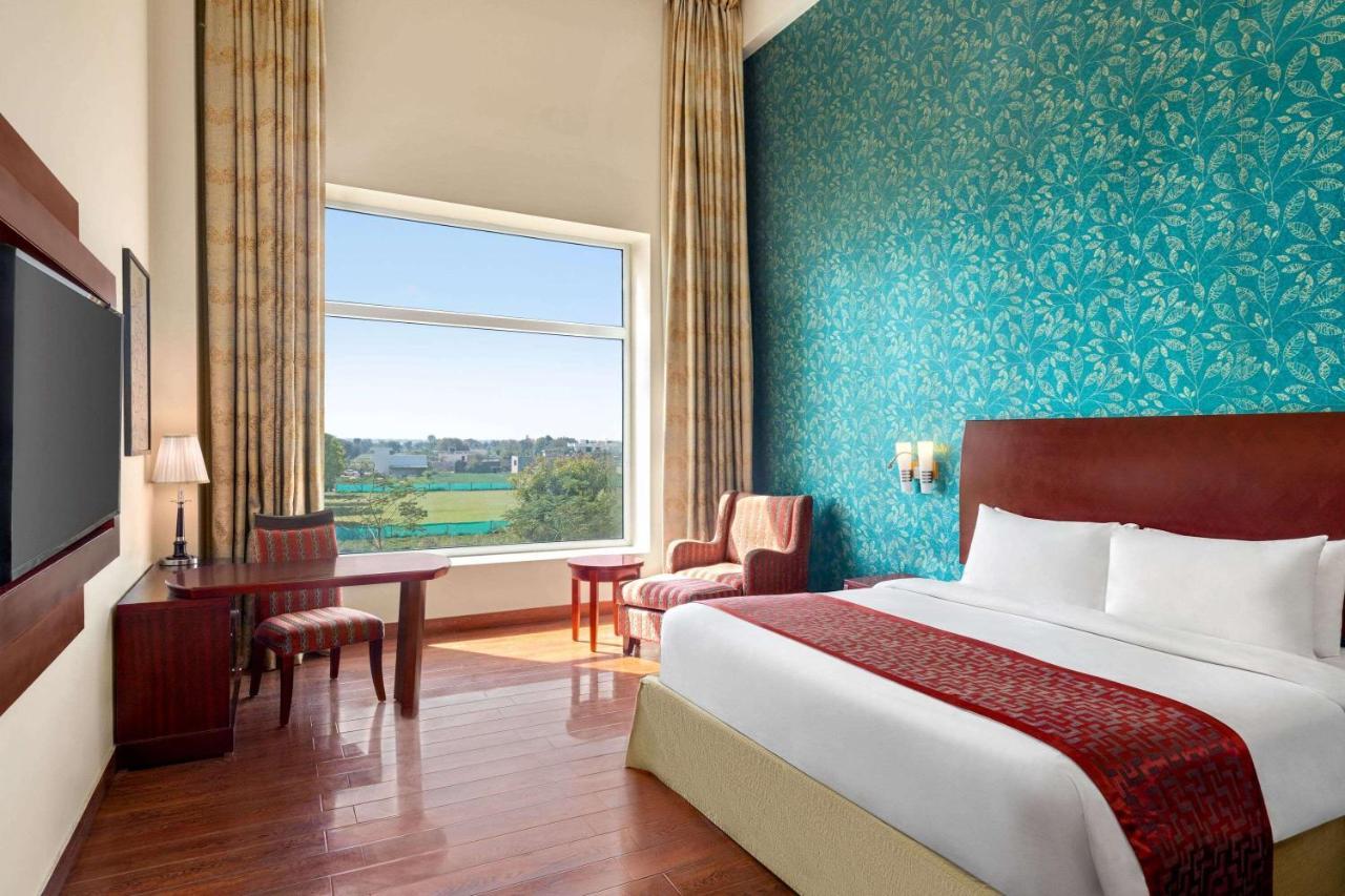 Hotel Ramada By Wyndham Jaipur Jaisinghpura Exterior foto