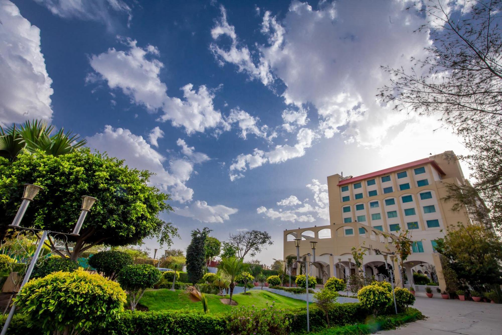 Hotel Ramada By Wyndham Jaipur Jaisinghpura Exterior foto