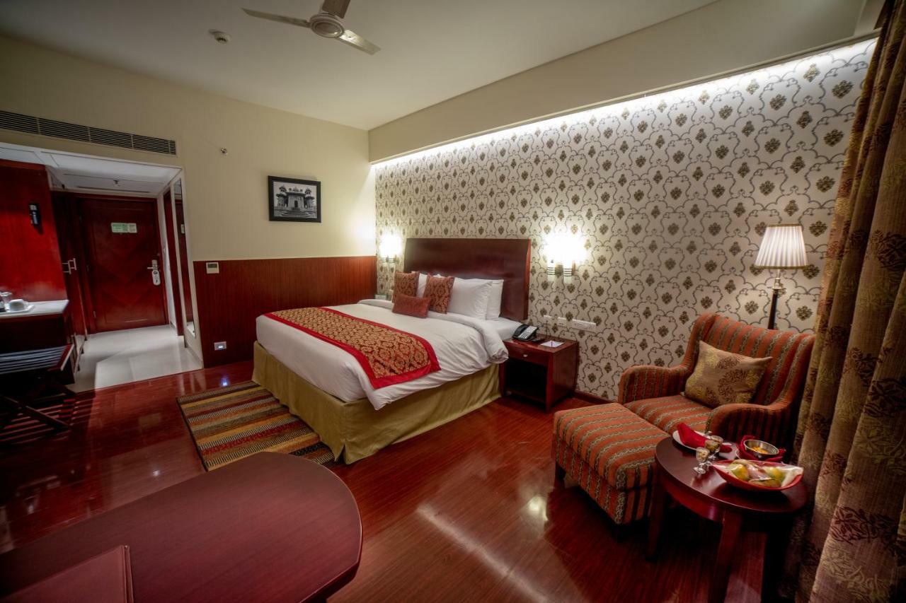 Hotel Ramada By Wyndham Jaipur Jaisinghpura Exterior foto