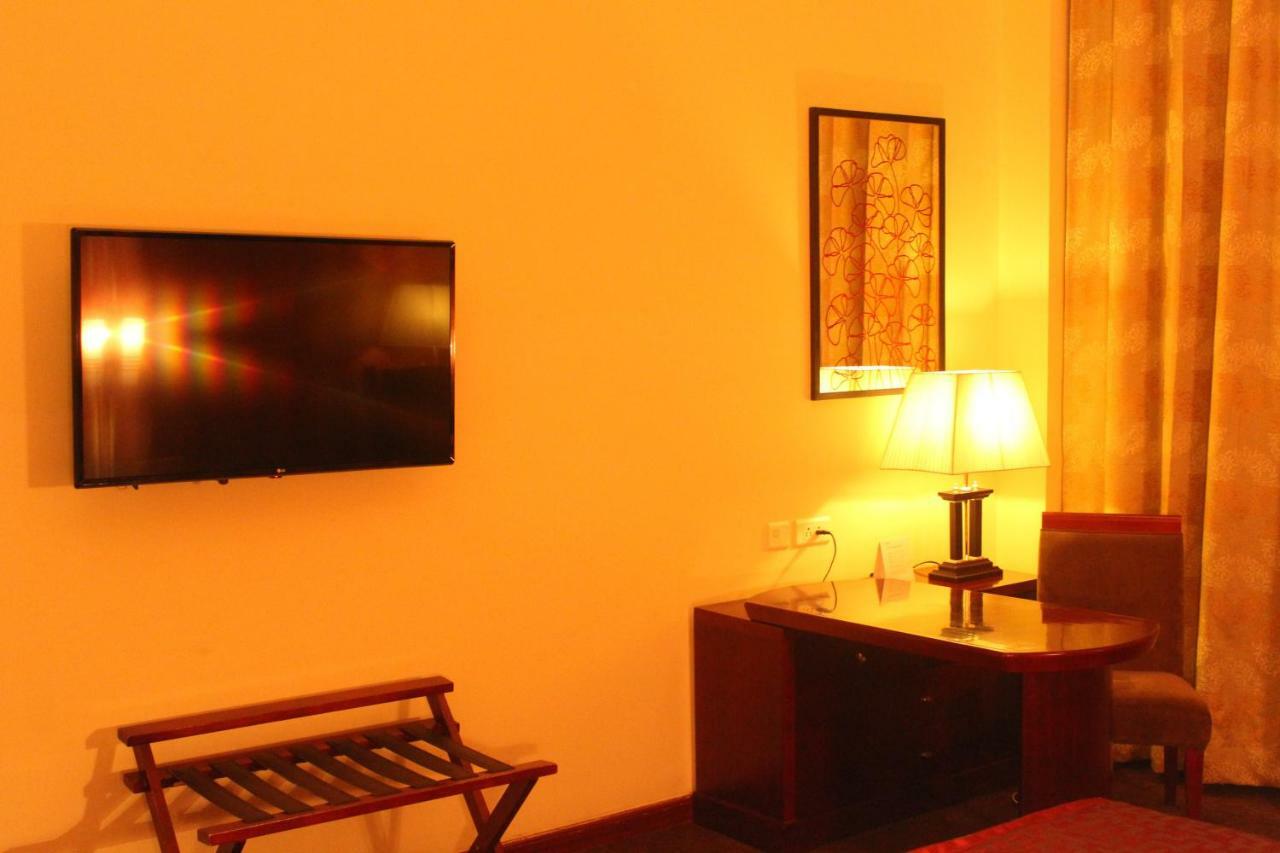 Hotel Ramada By Wyndham Jaipur Jaisinghpura Exterior foto