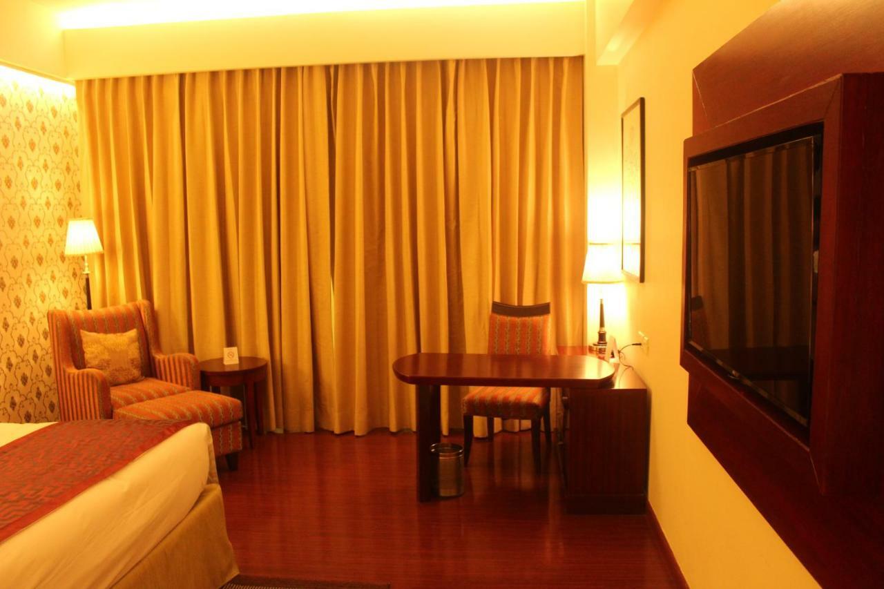Hotel Ramada By Wyndham Jaipur Jaisinghpura Exterior foto