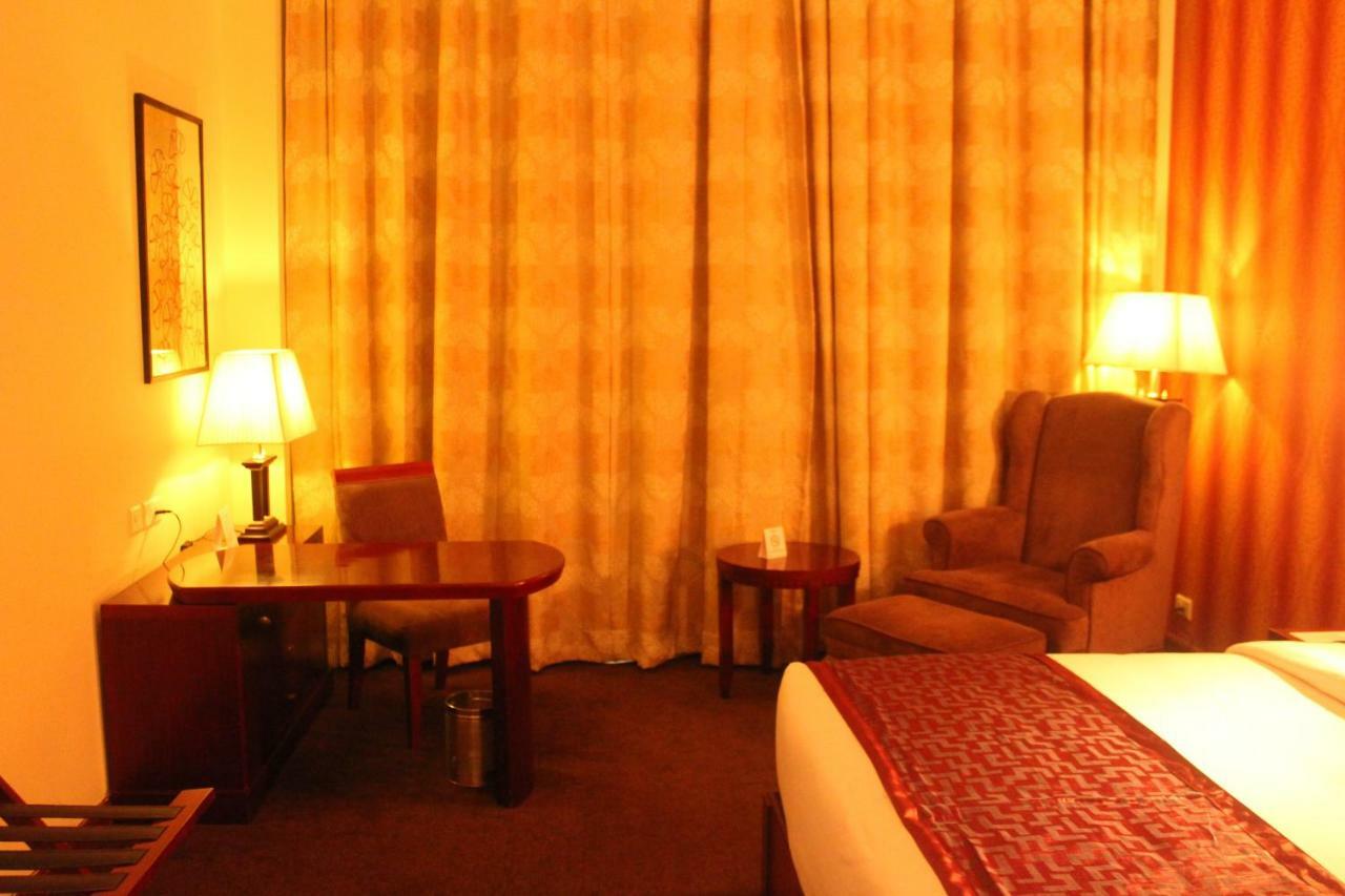 Hotel Ramada By Wyndham Jaipur Jaisinghpura Exterior foto